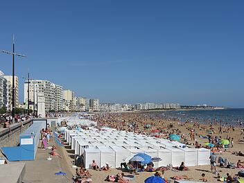 Bußgeld droht: Beliebter Badeort Les Sables-d'Olonne verbietet nackte Oberkörper auf den Straßen
