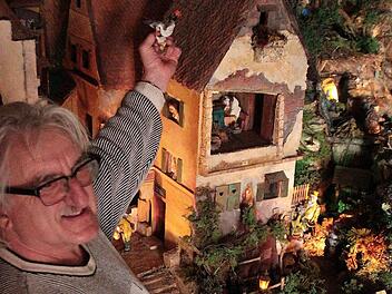 Rainer Schrüfer verändert seine Spitzweg-Krippe jedes Jahr.  Foto: Josef Hofbauer