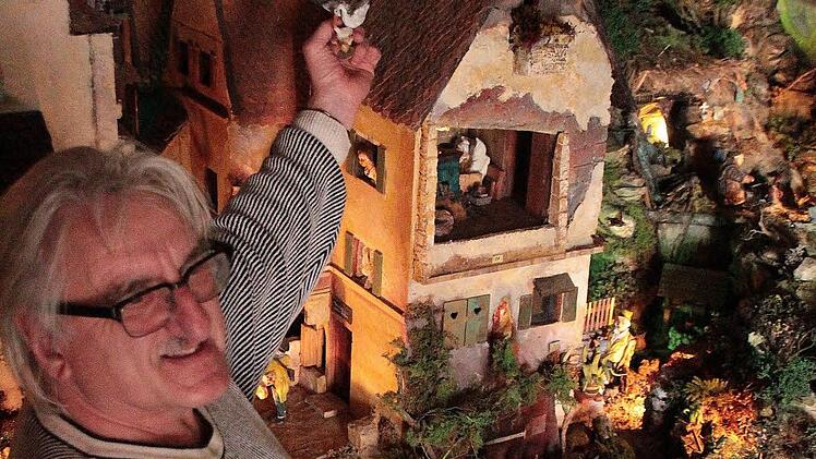 Rainer Schrüfer verändert seine Spitzweg-Krippe jedes Jahr.  Foto: Josef Hofbauer