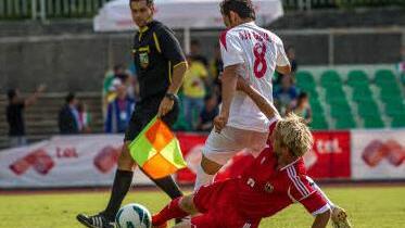 Zweikampfstark wie man ihn beim VfL Frohnlach kennt, präsentierte sich André Zapf (am Boden) auch im Trikot der Nationalmannschaft der Hörbehinderten. Bis zur Saison 2005/06 spielte er beim SV Friesen in der Landesliga.
