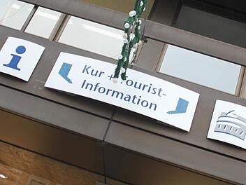Die Kurverwaltung braucht eine Unterkunft, wenn ihr Domizil heuer abgerissen wird und das künftige Behördenzentrum erst 2016 fertig gestellt ist. Fotos: Thomas Mäuser