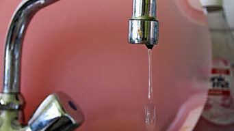 Der Wasserhahn in der Küche tropft, Geschirr muss per Hand abgewaschen werden, die Spülmaschine ist kaputt.