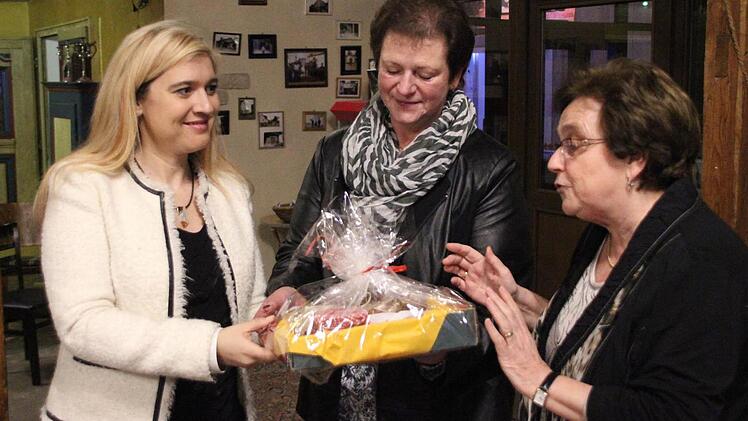 Etwas Gesundes erhielt Melanie Huml (links) von Petra Öhring und Mathilde Hutzl (rechts). Foto: Friedwald Schedel