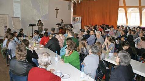 Sehr groß war das Interesse am Willkommens-Cafe für Asylbewerber in Eltmann im Kolpingsaal. Fotos: Sabine Weinbeer