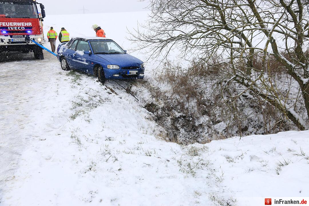 Auto ruscht bei Amlingstadt in den Graben