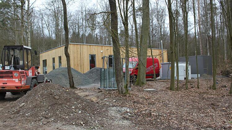 So präsentiert sich das Servicegebäude am Weg zum Baumwipfelpfad. Fotos: Anette Schreiber