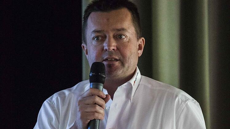 Der Ausbildungsleiter Wolfgang Brühl sensibilisierte die Teilnehmer mit seinem Vortrag für die lebensrettenden Sofortmaßnahmen bei Atmungs- und Kreislaufstillstand.