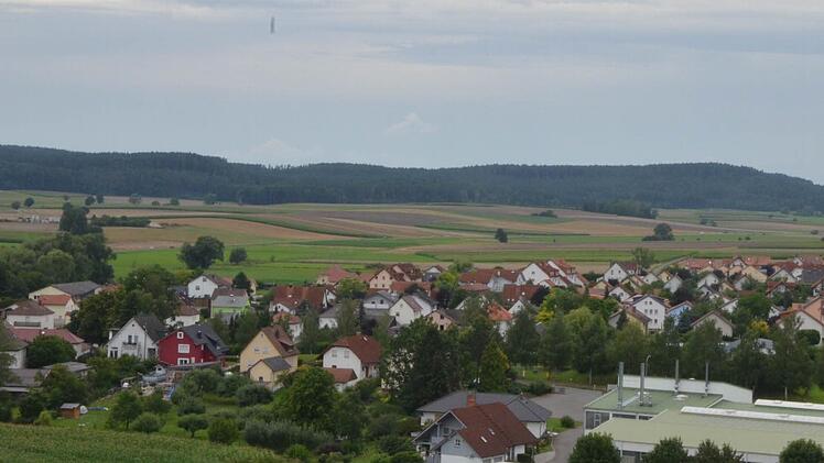 Die bewaldeten Höhen hinter dem Gelände bei Wiesenfeld lassen es der Flugsicherung als ungeeignet für einen Verkehrslandeplatz erscheinen.  Foto: Rainer Lutz