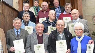 Sie wurden f&uuml;r langj&auml;hrige Treue beim VlF Kreisverband Kronach geehrt. Mit im Bild, Gerd Zehnter, stellvertretender Kreisvorsitzender (links) und Gesch&auml;ftsf&uuml;hrer Guido Winter (rechts), Schriftf&uuml;hrerin Bernadette Schilling (hintere Reihe).  Foto: K.- H. Hofmann