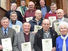 Sie wurden für langjährige Treue beim VlF Kreisverband Kronach geehrt. Mit im Bild, Gerd Zehnter, stellvertretender Kreisvorsitzender (links) und Geschäftsführer Guido Winter (rechts), Schriftführerin Bernadette Schilling (hintere Reihe).  Foto: K.- H. Hofmann