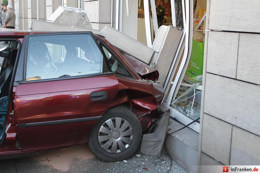 Auto kracht rückwärts in Reformhaus