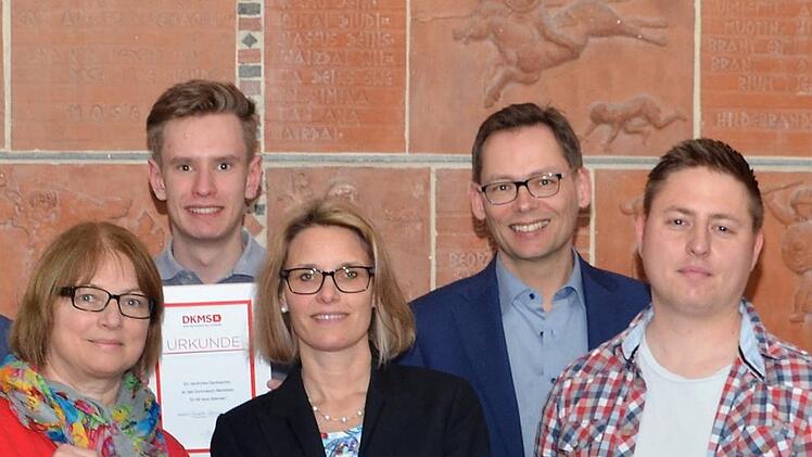 Die gute Tat: 58 mögliche Lebensretter und Geld für die DKMS