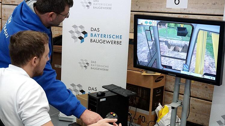Einer der Renner auf der Ausbilundgsbörse: Ein Simulator, der den jungen Besuchern das Baggerfahren schmackhaft machen soll.  Fotos: Richard Sänger