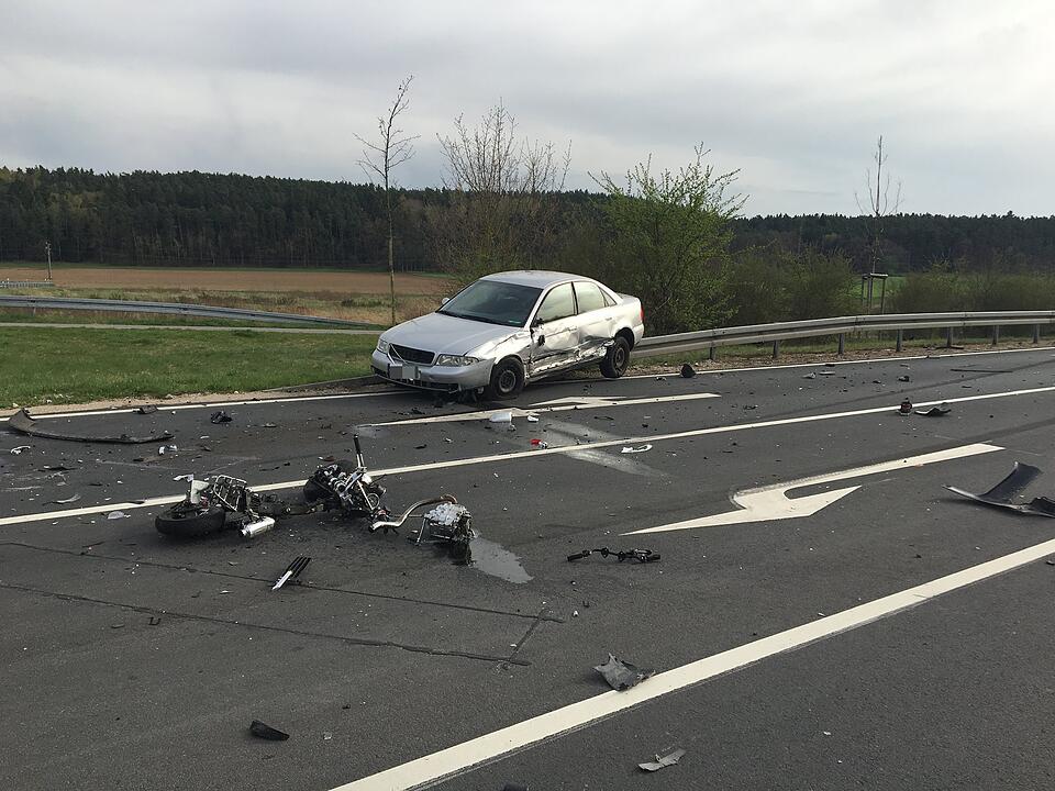 Tödlicher Unfall bei Zirndorf: Motorradfahrer stirbt nach Kollision mit Polizeiauto