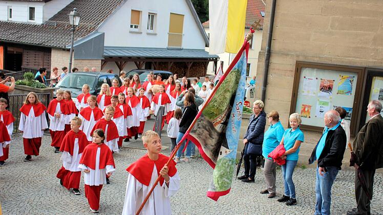 Ein prächtiger Festzug zog sich vor dem Gottesdienst hinauf  zur Kirche, Steinwiesen war hier mit 26 Minis vertreten.Susanne Deuerling