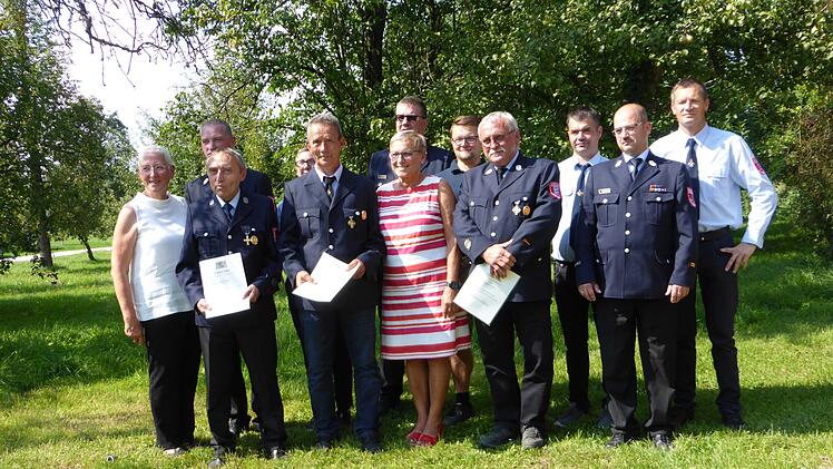 Bei der Ehrung (von links): Rose Stark (B&uuml;rgermeisterin), Oliver Flake (Kreisbrandrat), Stefan Br&uuml;tting (40 Jahre), Katja L&ouml;w (25), Gerhard Z&ouml;berlein (50),   Wolfgang Wunner (Kreisbrandinspektor), Rosi Kraus  (stv. Landr&auml;tin), Alexander Sperber  (25), Leonhard M&uuml;hlh&auml;u&szlig;er  (50),  Gerd Windisch (25),  Michael W&ouml;lker (Kreisbrandmeister) und Matthias Pieger (Vorsitzender  FFW Zaunsbach) Foto: privat