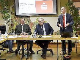 Roberto Nernosi (stehend) und Andreas Linder beleuchteten die Entwicklung der Sparkasse.  Foto: Gerold Snater