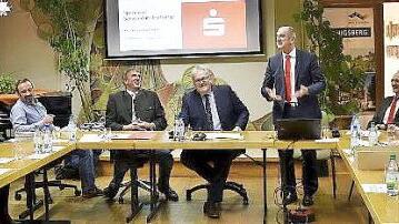 Roberto Nernosi (stehend) und Andreas Linder beleuchteten die Entwicklung der Sparkasse.  Foto: Gerold Snater