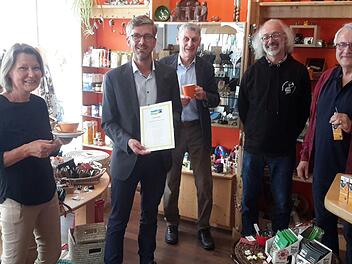 Weder Sekt noch Selters, sondern fair gehandelten Kaffe und Saft gab es dem Anlass angemessen bei der Urkundenübergabe im Bad Brückenauer Weltladen. Über die erneute Zertifizierung der Stadt freuen sich (von links) Martina Kirchner, Jochen Vogel, Jürgen Pfister, Dirk Hönerlage und Gerd Kirchner. Foto: Rolf Pralle