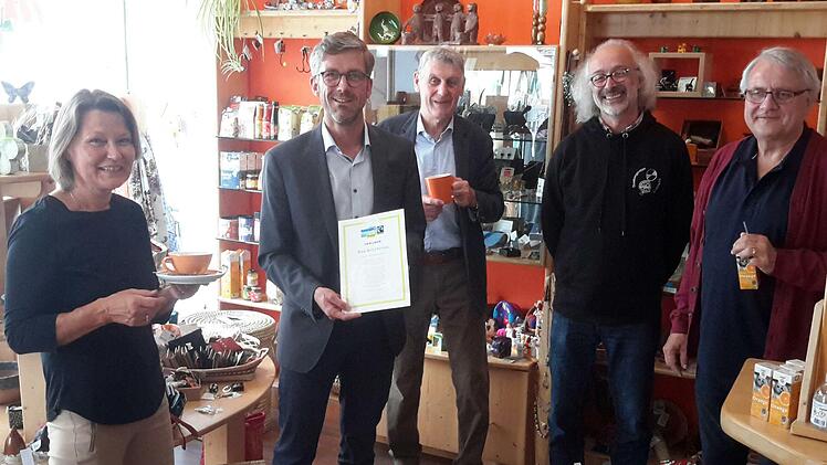 Weder Sekt noch Selters, sondern fair gehandelten Kaffe und Saft gab es dem Anlass angemessen bei der Urkundenübergabe im Bad Brückenauer Weltladen. Über die erneute Zertifizierung der Stadt freuen sich (von links) Martina Kirchner, Jochen Vogel, Jürgen Pfister, Dirk Hönerlage und Gerd Kirchner. Foto: Rolf Pralle