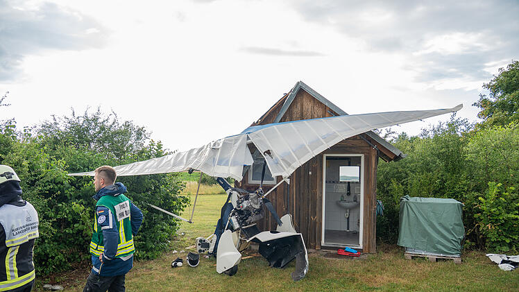 Ultraleichtflugzeug st&uuml;rzt in Holzh&uuml;tte bei Burgebrach