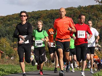 Anna Keller (Nr 306) vom TV DJK Hammelburg wurde ihrer Favoritenrolle im Hauptlauf über 11,4 Kilometer mehr als gerecht und siegte in starken 47:36 Minuten. Fotos: Reinhold Nürnberger