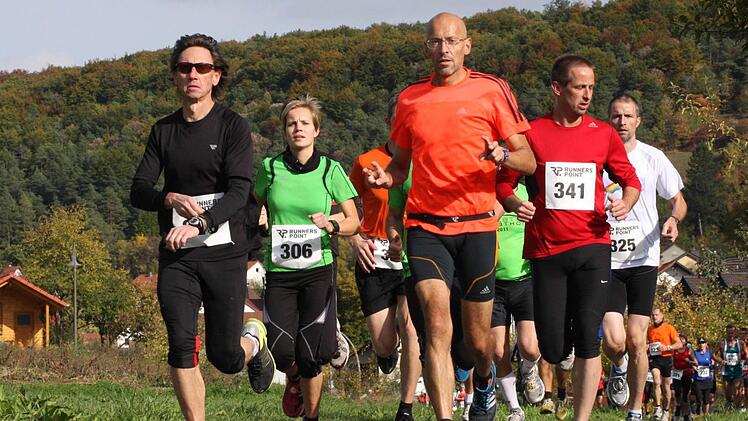 Anna Keller (Nr 306) vom TV DJK Hammelburg wurde ihrer Favoritenrolle im Hauptlauf über 11,4 Kilometer mehr als gerecht und siegte in starken 47:36 Minuten. Fotos: Reinhold Nürnberger