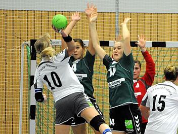 Eine aufmerksame Abwehr ist der Garant des Erfolges für die SG Garitz/Nüdlingen (grüne Trikots). Foto: Hopf