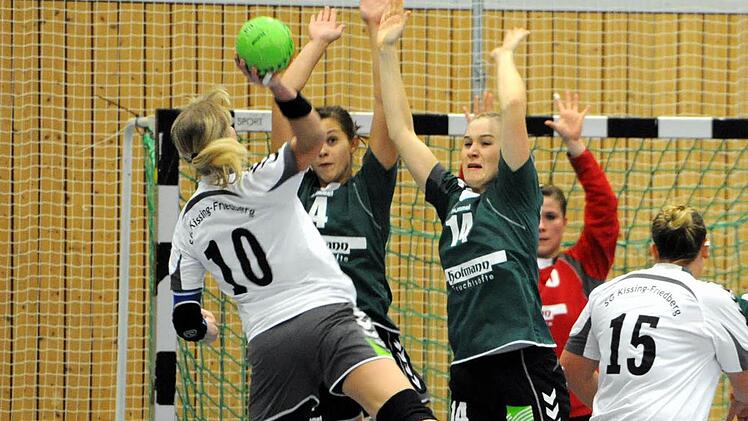 Eine aufmerksame Abwehr ist der Garant des Erfolges für die SG Garitz/Nüdlingen (grüne Trikots). Foto: Hopf