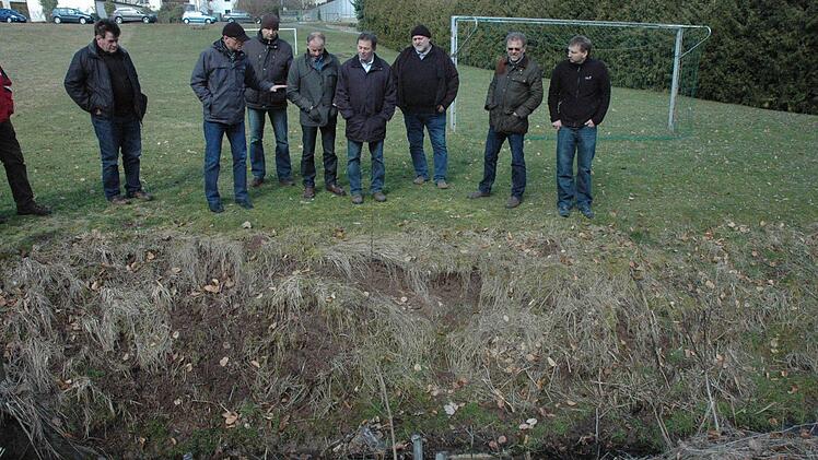 n Ditterswind am Bolzplatz rollt der Ball immer wieder in den angrenzenden Bach. Ein kleiner Zaun soll das in Zukunft verhindern. Foto: Schmidt