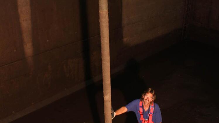 Sommer 2012: Das Regen-Überlauf-Becken beim Deutschen Haus ist komplett leer.