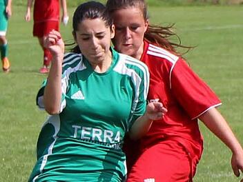 Eine starke Leistung bot U15-Spielerin Melanie Macht des TSV Frickenhausen (vorne), die sich mit der Karsbacherin Andrea Reisch interessante Duelle lieferte. Foto: Thomas