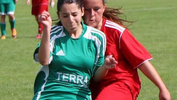 Eine starke Leistung bot U15-Spielerin Melanie Macht des TSV Frickenhausen (vorne), die sich mit der Karsbacherin Andrea Reisch interessante Duelle lieferte. Foto: Thomas