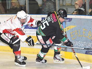 Der Puck fliegt noch durch die Luft, und weder Haßfurts Max Zösch (links) noch der Moosburger Alexander Feistl können ihn unter Kontrolle bringen.
