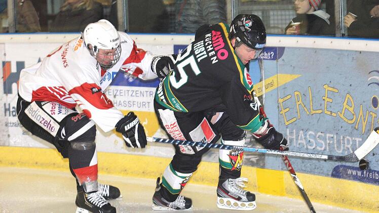 Der Puck fliegt noch durch die Luft, und weder Haßfurts Max Zösch (links) noch der Moosburger Alexander Feistl können ihn unter Kontrolle bringen.