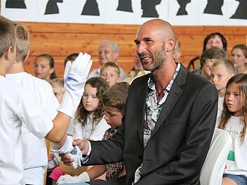 Mit verschiedenen Aufführungen verabschiedeten sich die Schülerinnen und Schüler von ihrem Schulleiter Karl-Heinz Deublein.  Foto: Gerd Schaar