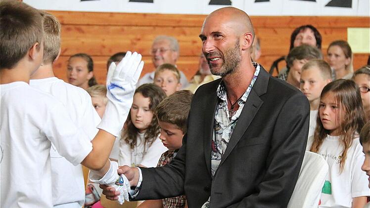 Mit verschiedenen Aufführungen verabschiedeten sich die Schülerinnen und Schüler von ihrem Schulleiter Karl-Heinz Deublein.  Foto: Gerd Schaar