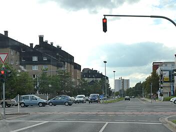 Die Ampel an der Kreuzung Berliner Ring/Starkenfeldstraße ist wieder im Normalbetrieb. Foto: Ronald Rinklef