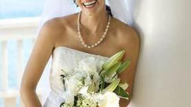 Ein makelloser Teint und glänzende, perfekt gestylte Haare bringen Brautkleid, Schleier und Accessoires erst richtig zur Geltung. Foto: djd/Merz Spezial Dragees