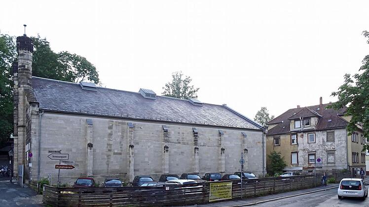 Die freie Fläche neben der Reithalle ist derzeit unbebaut und dient als Parkplatz. Foto: Jochen Berger