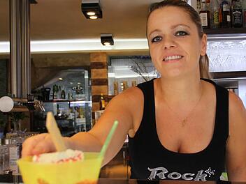Iveta Simsa reicht ein Spaghetti-Eis zum Mitnehmen über die Theke des L'alternativa am Marktplatz. Foto: benedikt Borst