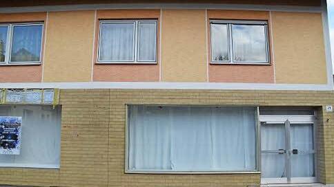 Das Haus in der Forstmeisterstraße 29 von Zahlbach: Bis September 2014 befand sich im Erdgeschoss das Geschäft von Peter Kaas. Bis Oktober 2015 nutzte Karl Voll den leerstehenden Laden für seine Ausstellung unter dem Titel " Zahlbach en miniature". Foto: Kathrin Kupka-Hahn