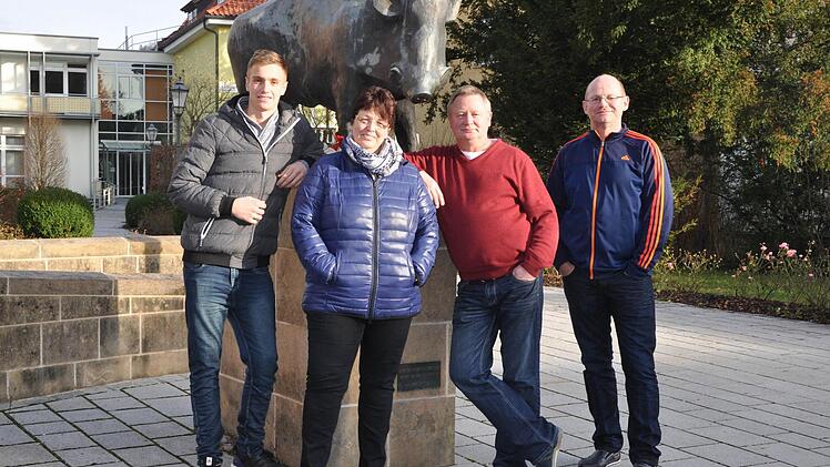 Ein kleines Familienfoto vor dem Eber am Rathausvorplatz, welcher der Heimatstadt der Köferleins ihren Namen gab: Christian Früchtl mit Mama Margit sowie den beiden Onkels "Wastl" und Thomas Köferlein (v.l.).  Foto: Leo Hühnlein