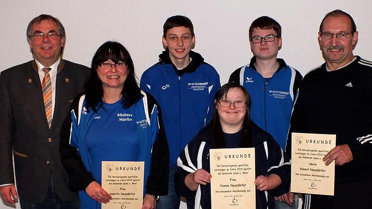 Bürgermeister Bernhard Ruß (lins) gratulierte den Sportkeglern Annette, Yvonne und Robert Neundörfer (vorne von links) sowie Robin Klauer und Sven Haderlein (hinten) zu ihren herausragenden Platzierungen bei den Kreis- Bezirks- und Bayerischen Meisterschaften der Sportkegler. Im Bild fehlt Pascal Österling.