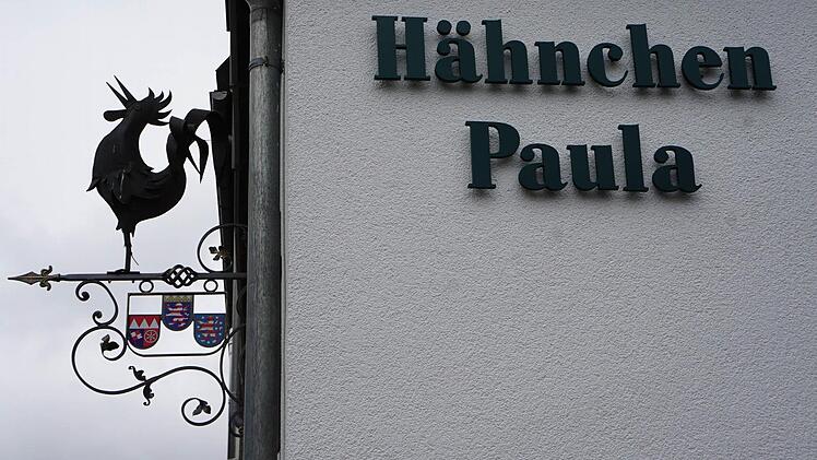 Marlene und Wolfgang Zebisch hören auf. Doch die Traditionsgaststätte "Hähnchen-Paula" im Gersfelder Ortsteil Sparbrod, die auch ein beliebtes Ausflugsziel ist, wird nicht schließen. Jennifer Stumpf und Sebastian Marek übernehmen. Foto: Marion Eckert