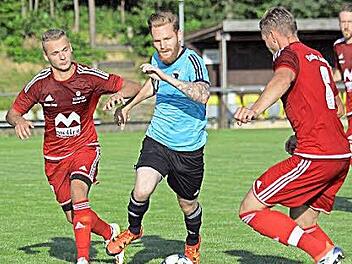 Jahn-Neuzugang Richard Steiner (blau) hinterließ beim Auftritt gegen Buch in Weingarts einen guten Eindruck.  Foto: Uwe Kellner