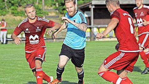 Jahn-Neuzugang Richard Steiner (blau) hinterließ beim Auftritt gegen Buch in Weingarts einen guten Eindruck.  Foto: Uwe Kellner