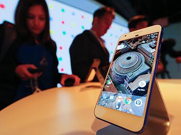 Das "Pixel"-Smartphone nach der Präsentation am Dienstagabend. Gemeinsam mit der Datenbrille und dem Lautsprecher "Home" greifen die Geräte auf einen gemeinsamen Assistenten zu, der im Alltag einen festen Platz einnehmen soll.  Foto: John G. Mabanglo, dpa