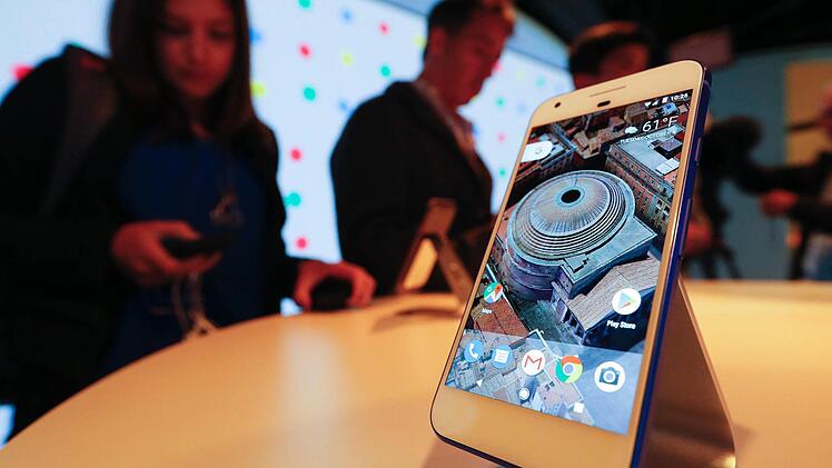 Das "Pixel"-Smartphone nach der Präsentation am Dienstagabend. Gemeinsam mit der Datenbrille und dem Lautsprecher "Home" greifen die Geräte auf einen gemeinsamen Assistenten zu, der im Alltag einen festen Platz einnehmen soll.  Foto: John G. Mabanglo, dpa