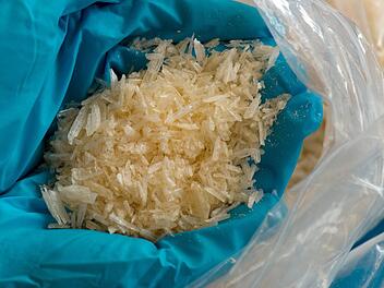 Geld und Crystal - hier ein Symbolfoto - wurden bei dem angeklagten Pärchen gefunden. Foto: Arno Burgi/dpa